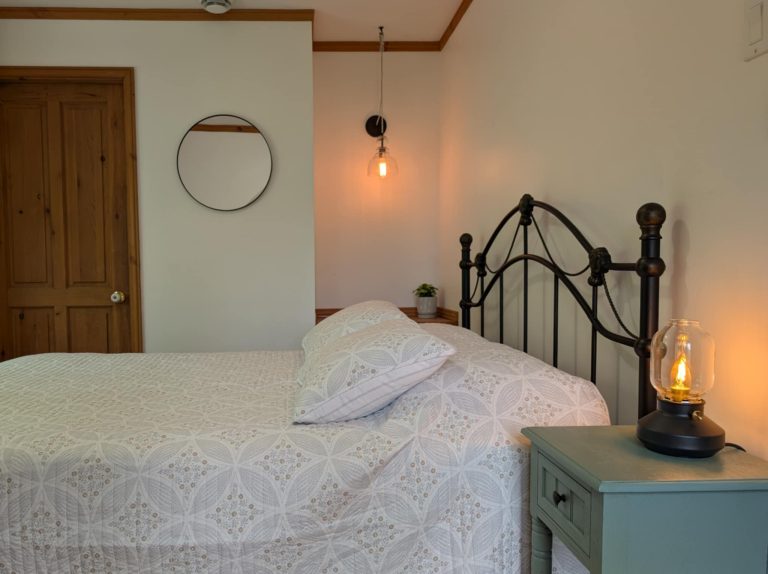 Chambre La spacieuse - Chambre avec un très grand lit, salle de bain privée,climatisation
