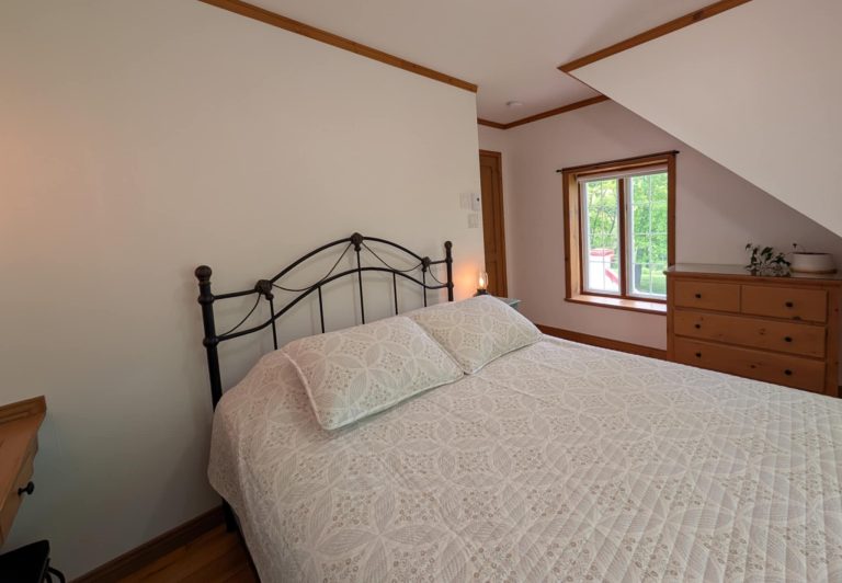 Chambre la classique - chambre confortable avec grand lit, espace de travail,  salle de bain privée